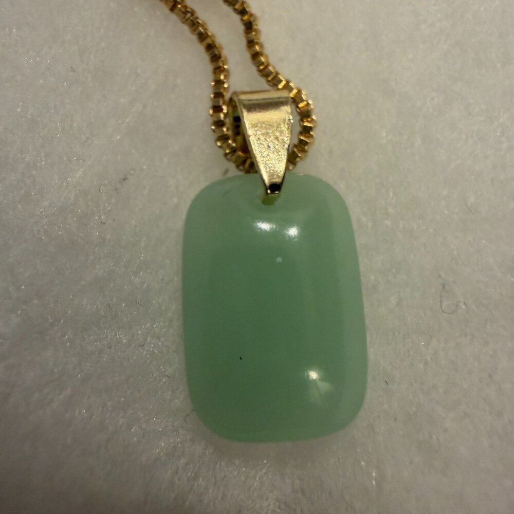 Vintage Green Gemstone Pendant Necklace • Gold Tone Box Chain • Minimalist Jade- - Picture 2 of 5